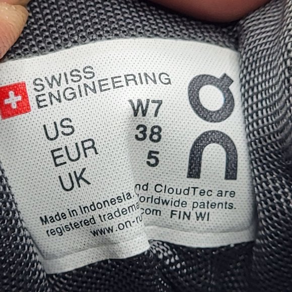 On Cloud Swiss Engineering Womens Size 7 Running Shoes Black White - Picture 9 of 12